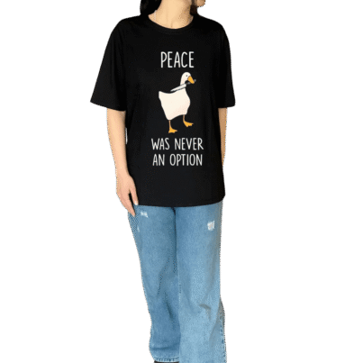 تیشرت مشکی با طرح غاز سفید که چاقویی در منقار دارد و نوشته Peace Was Never An Option تن خور