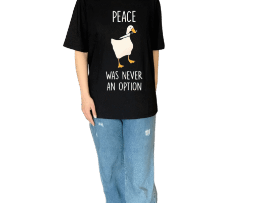 تیشرت مشکی با طرح غاز سفید که چاقویی در منقار دارد و نوشته Peace Was Never An Option تن خور