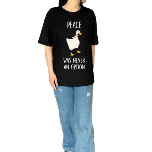 تیشرت مشکی با طرح غاز سفید که چاقویی در منقار دارد و نوشته Peace Was Never An Option تن خور